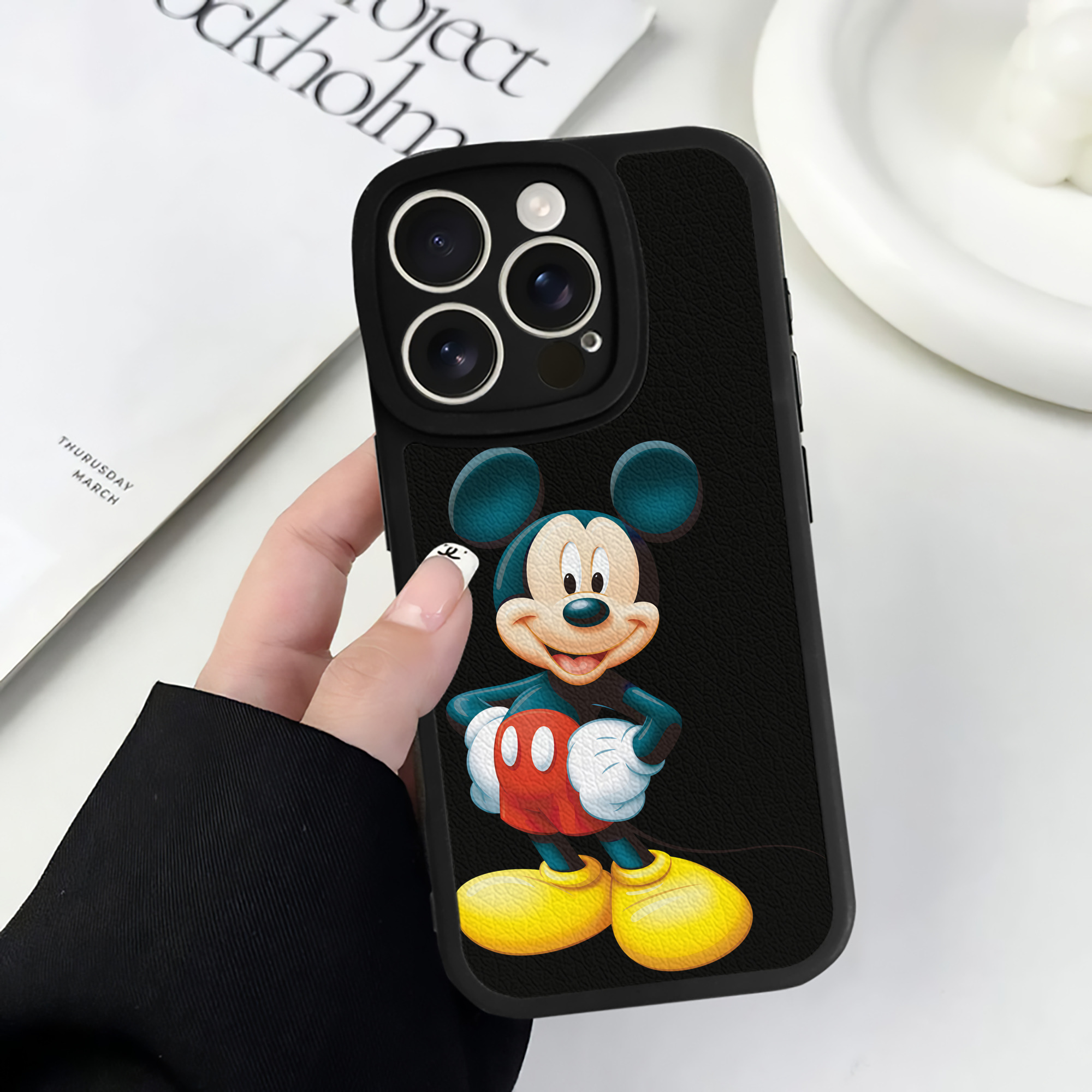 （画像用） ミッキーマウス Mickey Mouse 【iPhone 16シリーズ対応】シリコンスマホケース（レザー調） 材質：シリコン